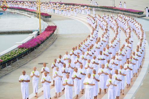 ภาพ No.216971:วันเสาร์ที่ 12 เมษายน พ.ศ. 2568 พิธีเวียนประทักษิณรอบพระมหาธรรมกายเจดีย์  พิธีวันทาเจดีย์ พิธีขอขมาและมอบผ้าไตร ในโครงการอุปสมบทหมู่ บูชาธรรมหลวงพ่อธัมมชโย, โครงการธรรมทายาท ระดับอุดมศึกษา รุ่นที่ 52 ,  โครงการบวชพระนานาชาติ AEC & WAB CEO รุ่นที่ 4 , ณ ว