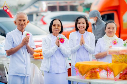 ภาพ No.191045:พิธีถวายภัตตาหารเป็นสังฆทาน แด่พระธรรมยาตรา ณ อนุสรณ์สถานคลองบางนางแท่น อ.สามพราน จ.นครปฐม ในโครงการธรรมยาตรา กตัญญูบูชา มหาปูชนียาจารย์ พระมงคลเทพมุนี(สด จนฺทสโร) พระผู้ปราบมาร อนุสรณ์สถาน 7 แห่ง ปีที่ 13 วันที่ 8 มกราคม พ.ศ. 2568