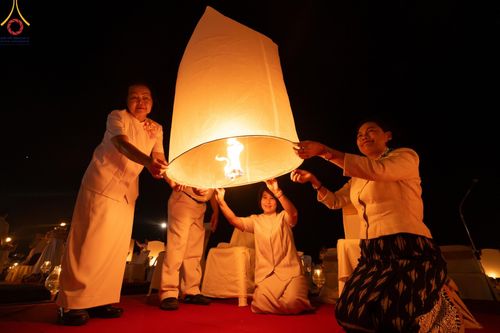 ภาพ No.175967:พิธีจุดประทีปโคมลาน, โคมลอยและลอยกระทง ถวายประทีปเป็นพุทธบูชา สร้างความสว่างไสวให้กับแผ่นดินด้วยแสงธรรม วันที่ 15 พฤศจิกายน พ.ศ. 2567 ณ พุทธอุทยานนานาชาติ อ.โพนพิสัย จ.หนองคาย