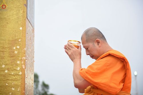 ภาพ No.84396:พิธีทอดผ้าป่า พิธีอัญเชิญปฐมรัตนปฐวี และพิธีตอกเสาเข็มต้นสุดท้าย เพื่อสถาปนาอาคาร 80 ปี หลวงพ่อธัมมชโย ณ ศูนย์ปฏิบัติธรรมวิหารแดง ตำบลเจริญธรรม อำเภอวิหารแดง จ.สระบุรี  วันที่ 23 กรกฎาคม พ.ศ. 2566