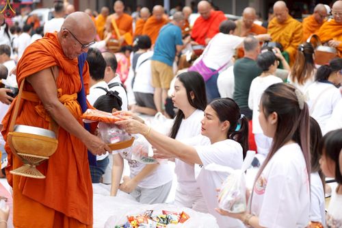 ภาพ No.236949:วันอาทิตย์ที่ 10 สิงหาคม พ.ศ. 2568 มหาสังฆทานครั้งยิ่งใหญ่ ตักบาตรพระ 10,000 รูป ถ.นิพัทธ์อุทิศ 3 ใจกลางนครหาดใหญ่ จ.สงขลา