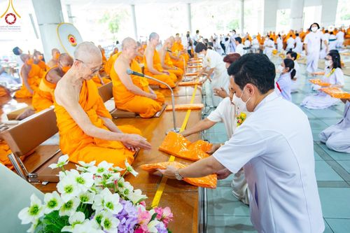 ภาพ No.122888:พิธีสวดพระพุทธมนต์ พิธีทอดผ้าบังสุกุล และพิธีถวายภัตตาหาร เป็นสังฆทานแด่พระภิกษุ สามเณร เนื่องในวันมหาปูชนียาจารย์ วันเสาร์ที่ 3 กุมภาพันธ์ พ.ศ. 2567 ณ หอฉันคุณยายอาจารย์ฯ วัดพระธรรมกาย
