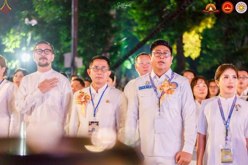 ภาพ No.224498:วันจันทร์ที่ 12 พฤษภาคม พ.ศ. 2568  ชาวพุทธในอินโดนีเซีย ร่วมฉลองวิสาขบูชาจุดประทีปกว่า 200,000 ดวง ณ พระมหาเจดีย์บรมพุทโธ  เจริญพุทธมนต์ถวาย “พระวชิรเกล้าเจ้าอยู่หัว”