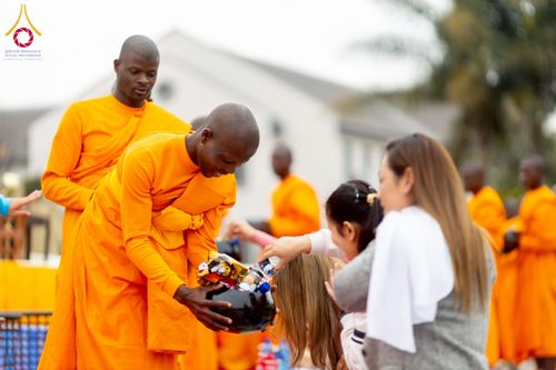 ภาพ No.233019:วันอาทิตย์ 29 มิถุนายน พ.ศ. 2568 กิจกรรมอบรมธรรมทายาทแอฟริกาใต้  ปฏิบัติธรรมสร้างสันติสุขภายใน แสงแห่งพุทธธรรมสู่แผ่นดินแอฟริกาใต้ ณ บริเวณหน้าวัดพระธรรมกายโจฮันเนสเบิร์ก