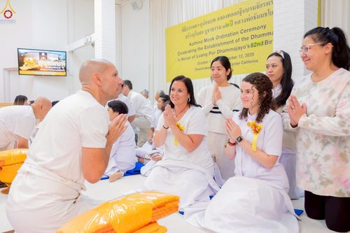 ภาพ No.252257:วันที่ 4-5 ตุลาคม พ.ศ. 2568  วัดพระธรรมกายแคลิฟอร์เนีย ประเทศสหรัฐอเมริกา ได้จัดพิธีตัดปอยผม โดยคณะสงฆ์ ญาติ ๆ และสาธุชน ให้กับนาคธรรมทายาท 8 ท่าน และได้จัดพิธีบรรพชา-อุปสมบท ฉลองพิธีทอดกฐินบรมจักรพรรดิ สร้างอุโบสถ 82 ปี บูชาธรรมหลวงพ่อธัมมชโย