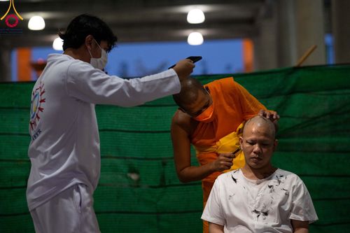 ภาพ No.99953:พิธีปลงผมธรรมทายาท โครงการอุปสมบทบูชาธรรมมหาปูชนียาจารย์ พ.ศ. 2566 ณ ลานธรรม มหาวิหารคด 8-9 ศูนย์อบรมวัดพระธรรมกาย วันอาทิตย์ที่ 3 ธันวาคม พ.ศ. 2566