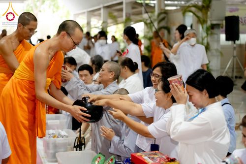 ภาพ No.61278:พิธีตักบาตรฉลองพระใหม่ รุ่นบูชาธรรมโครงการ 1-2 โครงการบรรพชาอุปสมบทหมู่ธรรมทายาท บูชาธรรมหลวงพ่อธัมมชโย 80 ปี ณ โถงช้างสำนักงานใหญ่ วัดพระธรรมกาย วันที่ 20 เมษายน พ.ศ. 2567