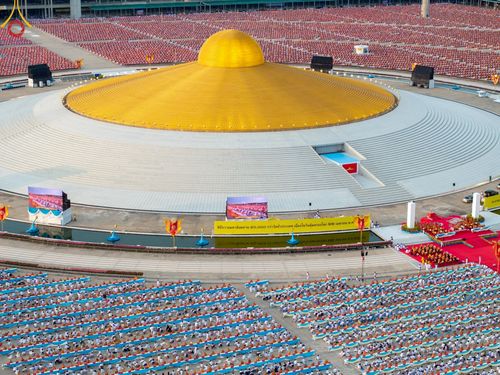 ภาพ No.219599:วันอังคารที่ 22 เมษายน พ.ศ. 2568 พิธีถวายมหาสังฆทานคณะสงฆ์ 40,000 กว่าวัดทั่วประเทศ เนื่องในวันคุ้มครองโลก ณ วัดพระธรรมกาย จ.ปทุมธานี