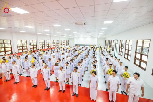 ภาพ No.179617:พิธีเจริญพระพุทธมนต์ พิธีทำบุญตักบาตรถวายพระราชกุศล และพิธีวางพานพุ่มดอกไม้ถวายราชสักการะ  แด่พระบาทสมเด็จพระบรมชนกาธิเบศร มหาภูมิพลอดุลยเดชมหาราช บรมนาถบพิตร เนื่องในวันคล้ายวันพระบรมราชสมภพ วันชาติ และวันพ่อแห่งชาติ วันพฤหัสบดีที่ 5 ธันวาคม พ.ศ. 2567 ณ