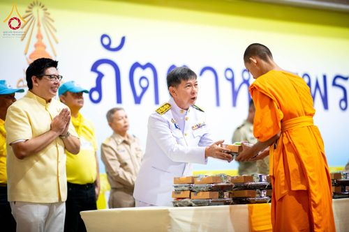 ภาพ No.208804:พระบาทสมเด็จพระเจ้าอยู่หัวทรงพระกรุณาโปรดเกล้าฯ พระราชทานภัตตาหารพระราชทาน แด่พระภิกษุ สามเณร ในการสอบบาลีสนามหลวง ณ วัดพระธรรมกาย วันที่ 22 กุมภาพันธ์ พ.ศ. 2568 ณ วัดพระธรรมกาย อำเภอคลองหลวง จังหวัดปทุมธานี
