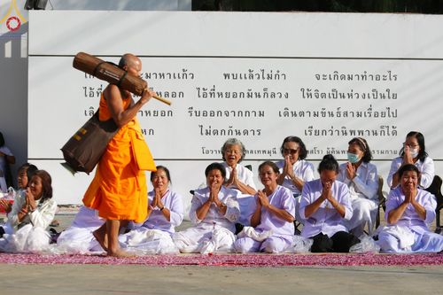 ภาพ No.193278:พิธีต้อนรับพระธรรมยาตรา ณ อนุสรณ์สถาน สถานที่เกิดในเพศสมณะ วัดสองพี่น้อง อำเภอสองพี่น้อง จังหวัดสุพรรณบุรี ในโครงการธรรมยาตรา กตัญญูบูชา มหาปูชนียาจารย์ พระมงคลเทพมุนี(สด จนฺทสโร) พระผู้ปราบมาร อนุสรณ์สถาน 7 แห่ง ปีที่ 13 วันที่ 11 มกราคม พ.ศ. 2568