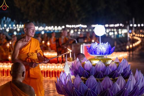 ภาพ No.170318:พิธีลอยกระทงธรรม ณ สระเศรษฐีทะเลบุญ มหาวิหารพระมงคลเทพมุนีฯ วัดพระธรรมกาย วันศุกร์ที่ 15 พฤศจิกายน พ.ศ.2567 (วันเพ็ญ 15 ค่ำ เดือน 12)