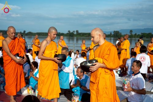 ภาพ No.250560:วันพุธที่ 8 ตุลาคม พ.ศ. 2568 พิธีตักบาตรเทโวโรหณะ ณ ลานธรรมปทุมรัตน์ธรรมเจดีย์ พุทธอุทยานนานาชาติ อ.โพนพิสัย จ.หนองคาย