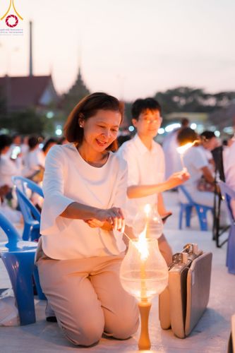ภาพ No.112191:พิธีจุดประทีปถวายเป็นพุทธบูชา และบูชาธรรมมหาปูชนียาจารย์ พระมงคลเทพมุนี(สด จนฺทสโร) ในโครงการธรรมยาตรา กตัญญูบูชา มหาปูชนียาจารย์ พระมงคลเทพมุนี(สด จนฺทสโร) พระผู้ปราบมาร อนุสรณ์สถาน 7 แห่ง ปีที่ 12 วันที่ 14 มกราคม พ.ศ. 2567 ณ วัดสองพี่น้อง อ.สองพี่น้อง