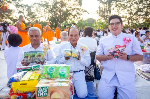ภาพ No.112797:พิธีตักบาตรพระธรรมยาตราฯ ณ วัดสองพี่น้อง จ.สุพรรณบุรี วันที่ 15 มกราคม พ.ศ. 2567