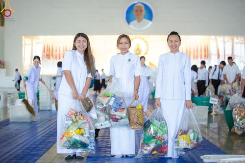 ภาพ No.159025:พิธีตักบาตร ในวันอาทิตย์ต้นเดือน วันที่ 6 ตุลาคม พ.ศ. 2567 ณ สภาธรรมกายสากล วัดพระธรรมกาย