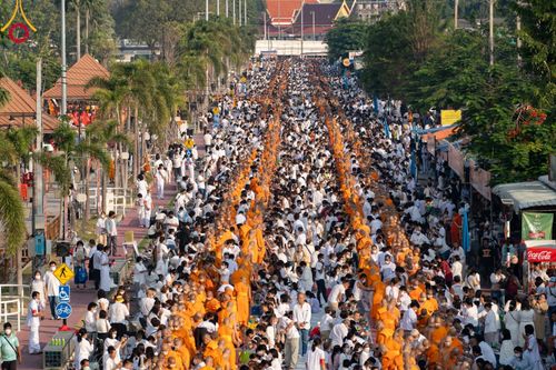 ภาพ No.101915:ตักบาตรพระ 10,000 รูป เติมบุญให้แผ่นดิน เนื่องในโอกาส 192 ปี จังหวัดกาญจนบุรี หนึ่งในโครงการตักบาตรพระ 2,000,000 รูป  77 จังหวัดทุกวัดทั่วไทย วันจันทร์ที่ 11 ธันวาคม พ.ศ. 2566 บริเวณถนนสองแคว (SKY WALK) เมืองกาญจนบุรี
