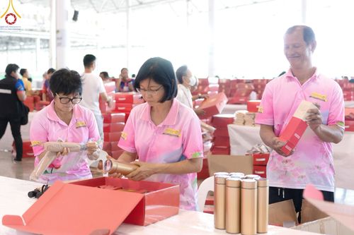 ภาพ No.212121:วันจันทร์ที่ 17 มีนาคม พ.ศ. 2568 บุญบรรจุกล่องไทยธรรม เพื่อถวายแด่พระสังฆาธิการ 40,000 กว่าวัดทั่วไทย ในวันคุ้มครองโลก 22 เมษายน พ.ศ. 2568 ณ บ้านแก้วเรือนทองคุณยายฯ วัดพระธรรมกาย