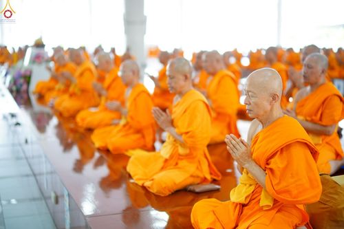 ภาพ No.229774:วันที่ 25 มิถุนายน พ.ศ. 2568 (แรม 15 ค่ำ เดือน 7) พิธีบุพเปตพลี ครั้งที่ 166 ร่วมอุทิศบุญแด่หมู่ญาติที่ล่วงลับไปแล้ว และสืบทอดอายุพระพุทธศาสนา ณ หอฉันคุณยายอาจารย์ฯ วัดพระธรรมกาย