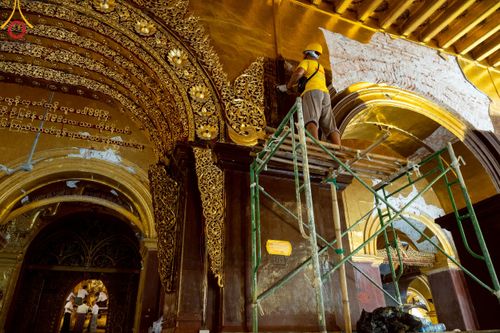 ภาพ No.220399:วันที่ 17 เมษายน พ.ศ. 2568 ผู้แทนวัดพระธรรมกาย ลงพื้นที่เยียวยา ซับน้ำตาเหยื่อแผ่นดินไหวมัณฑะเลย์