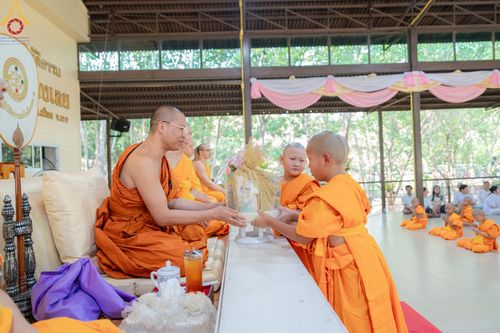 ภาพ No.135146: พิธีบรรพชาสามเณร  พิธีตักบาตรฉลองสามเณรใหม่ วันที่ 1 เมษายน พ.ศ.2567 ในโครงการบรรพชาสามเณรฟื้นฟูพระพุทธศาสนาทั่วไทย ณ ศูนย์ปฏิบัติธรรมแก้วเมืองเลย