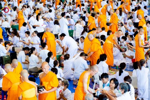 ภาพ No.223437:วันวิสาขบูชา วันอาทิตย์ที่ 11 พฤษภาคม พ.ศ. 2568 พิธีตักบาตร และปฎิบัติธรรม ณ สภาธรรมกายสากล วัดพระธรรมกาย