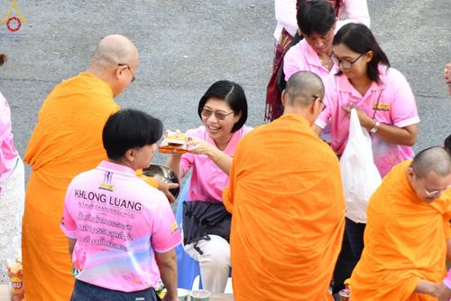 ภาพ No.150897:พิธีเจริญพระพุทธมนต์ และทำบุญตักบาตรแด่คณะสงฆ์ จำนวน 121 รูป เนื่องในโอกาสฉลองครบรอบ 120 ปี อำเภอคลองหลวง จังหวัดปทุมธานี เพื่อถวายเป็นพุทธบูชา ช่วยเหลือผู้ประสบความเดือดร้อนจากอุทกภัย และคณะสงฆ์ 323 วัด 4 จังหวัดชายแดนภาคใต้ วันเสาร์ที่ 31 สิงหาคม พ.ศ. 