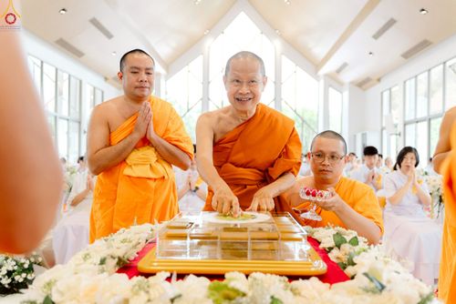 ภาพ No.239489:วันอาทิตย์ที่ 17 สิงหาคม พ.ศ. 2568 พิธีกดปุ่มอัญเชิญรูปเหมือน พระมงคลเทพมุนี (สด จันทสโร)  ณ มหาวิหารแก้วพระมงคลเทพมุนี  ศูนย์ปฏิบัติธรรมแก้วเมืองเลย