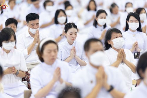 ภาพ No.89537:พิธีตักบาตร ข้าวสารอาหารแห้ง พิธีบูชาข้าวพระ และพิธีจุดเทียนใจ ไฟนิรันดร์  อนันตชัย ณ สภาธรรมกายสากล วัดพระธรรมกาย วันอาทิตย์ที่ 1 ตุลาคม พ.ศ. 2566