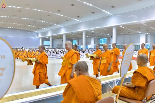 ภาพ No.233864:วันเสาร์ที่ 19 กรกฎาคม พ.ศ.2568 วันมหารำลึก ครั้งที่ 35 พิธีรำลึกถึงนักสร้างบารมี , พิธีสวดพระพุทธมนต์ , พิธีทอดผ้าบังสกุลและถวายไทยธรรม วัดพระธรรมกาย