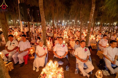 ภาพ No.107213:พิธีจุดประทีปถวายเป็นพุทธบูชา และบูชาธรรมมหาปูชนียาจารย์ ในโครงการธรรมยาตรากตัญญูบูชา มหาปูชนียาจารย์ พระมงคลเทพมุนี(สด จนฺทสโร) พระผู้ปราบมาร  อนุสรณ์สถาน 7 แห่ง ปีที่ 12  วันที่ 6 มกราคม พ.ศ. 2567 ณ อนุสรณ์สถานมหาวิหารพระมงคลเทพมุนี อ.สองพี่น้อง จ.สุพร