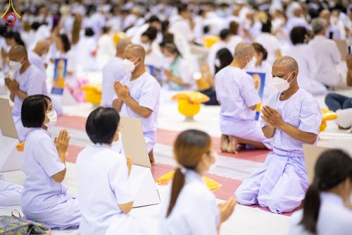 ภาพ No.101518:พิธีเวียนประทักษิณ, พิธีวันทาเจดีย์, พิธีขอขมาและมอบผ้าไตร ในโครงการอุปสมบทหมู่ รุ่นบูชาธรรมมหาปูชนียาจารย์ ณ วัดพระธรรมกาย ในวันที่ 9 ธันวาคม พ.ศ. 2566