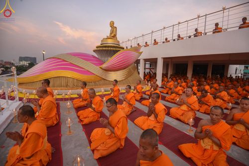ภาพ No.201666:พิธีจุดประทีปถวายเป็นพุทธบูชา และบูชาธรรมมหาปูชนียาจารย์ ณ อาคารธรรมยาตรา กตัญญูบูชามหาปูชนียาจารย์ ตรงข้ามวัดปากน้ำภาษีเจริญ จ.กรุงเทพมหานคร ในโครงการธรรมยาตรา กตัญญูบูชา มหาปูชนียาจารย์ พระมงคลเทพมุนี(สด จนฺทสโร) พระผู้ปราบมาร อนุสรณ์สถาน 7 แห่ง