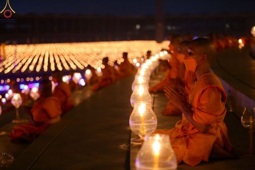 ภาพ No.77290:พิธีจุดมาฆประทีป ในวันมาฆบูชา อาทิตย์ต้นเดือนที่ 6 มีนาคม พ.ศ. 2566 ณ วัดพระธรรมกาย อ.คลองหลวง จ.ปทุมธานี