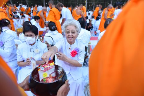 ภาพ No.107472:พิธีตักบาตรพระธรรมยาตราฯ ในโครงการธรรมยาตรากตัญญูบูชา มหาปูชนียาจารย์ พระมงคลเทพมุนี(สด จนฺทสโร) พระผู้ปราบมาร ปีที่ 12 ณ อนุสรณ์สถานมหาวิหารพระมงคลเทพมุนี อ.สองพี่น้อง จ.สุพรรณบุรี วันที่ 7 มกราคม พ.ศ. 2567