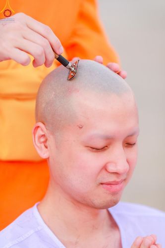 ภาพ No.180092:พิธีปลงผมนาคธรรมทายาท ในโครงการอุปสมบทหมู่ บูชาธรรมมหาปูชนียาจารย์ (ศูนย์อบรมวัดพระธรรมกาย) วันที่ 1 ธันวาคม พ.ศ. 2567 ณ ลานธรรมหารัตนวิหารคด วัดพระธรรมกาย จ.ปทุมธานี