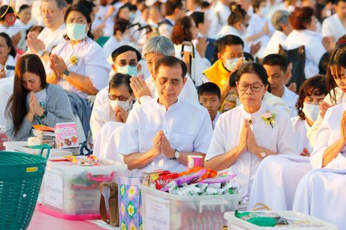 ภาพ No.187831:พิธีตักบาตรฉลองพระใหม่ ต้อนรับพุทธศักราช 2568 ณ ลานธรรมพระมหาธรรมกายเจดีย์ วัดพระธรรมกาย จ.ปทุมธานี วันที่ 1 มกราคม พ.ศ. 2568