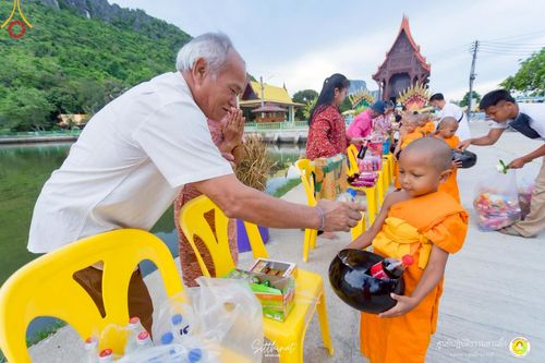 ภาพ No.222244:วันที่ 26-27 เมษายน พ.ศ. 2568 ศูนย์ปฏิบัติธรรมสวนผึ้ง ร่วมกับ ธุดงค์คสถานประจวบคีรีขันธ์ และวัดอ่าวน้อย  จัดกิจกรรมเดินธรรมยาตรา ตักบาตรข้าวสารอาหารแห้ง และจุดประทีปถวายเป็นพุทธบูชา ณ วัดอ่าวน้อย จ.ประจวบคีรีขันธ์