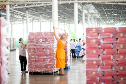 ภาพ No.214429:วันที่ 29 มีนาคม พ.ศ.2568 กิจกรรมใส่ถุงซิปกล่องไทยธรรม เพื่อรักษาความประณีตของกล่องไทยธรรม ในทุกสภาพอากาศ ณ บ้านแก้วเรือนทองคุณยาย วัดพระธรรมกาย