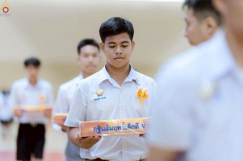 ภาพ No.246013:วันเสาร์ที่ 13 กันยายน พ.ศ. 2568 พิธีมอบผ้าไตรประธานกฐินสัมฤทธิ์เด็กดี V-Star ณ สภาธรรมกายสากล วัดพระธรรมกาย