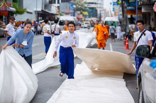 ภาพ No.85994:ตักบาตรพระนานาชาติ 10,000 รูป ใจกลางนครหาดใหญ่ จ.สงขลา วันอาทิตย์ที่ 20 สิงหาคม พ.ศ. 2566