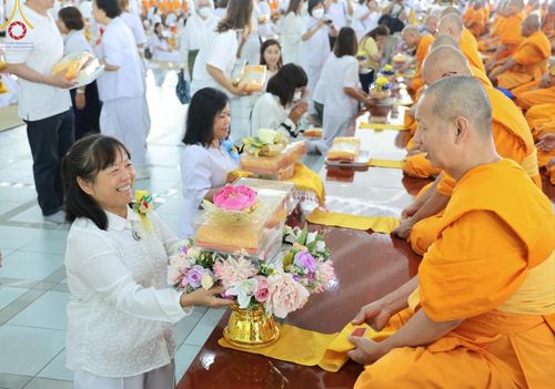 ภาพ No.205778:พิธีสวดพระพุทธมนต์ และถวายภัตตาหารเมนูสวรรค์แด่พระภิกษุ สามเณร วันจันทร์ที่ 3 กุมภาพันธ์ พ.ศ. 2568 ณ หอฉันคุณยายอาจารย์ฯ วัดพระธรรมกาย