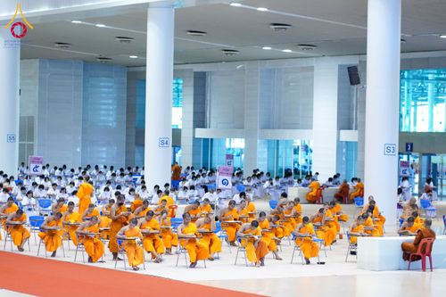 ภาพ No.208880:พระบาทสมเด็จพระเจ้าอยู่หัวทรงพระกรุณาโปรดเกล้าฯ พระราชทานภัตตาหารพระราชทาน แด่พระภิกษุ สามเณร ในการสอบบาลีสนามหลวง ณ วัดพระธรรมกาย วันที่ 22 กุมภาพันธ์ พ.ศ. 2568 ณ วัดพระธรรมกาย อำเภอคลองหลวง จังหวัดปทุมธานี