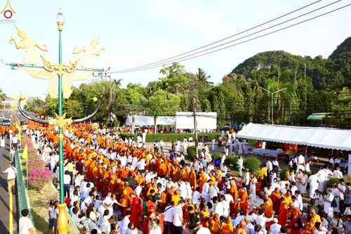 ภาพ No.235248:วันอาทิตย์ที่ 27 กรกฎาคม พ.ศ. 2568 พิธีตักบาตรพระ1,000 รูป ทำบุญเมืองพัทลุง ประธานสงฆ์ พระปริยัติวชิโรดม  เจ้าคณะจังหวัดพัทลุง ประธานฆราวาส นายรัฐศาสตร์ ชิดชู  ผู้ว่าราชการจังหวัดพัทลุง