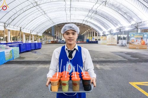 ภาพ No.58915:V.40 ภัตตาหารพระหมื่นวัด เราจัดให้ การปฏิบัติงานของเจ้าหน้าที่และอาสาสมัคร เพื่อรับบุญในการถวายภัตตาหาร แด่คณะสงฆ์ 10,000 กว่าวัดทั่วประเทศ ที่มาร่วมงานวันคุ้มครองโลก จันทร์ที่ 22 เมษายน พ.ศ. 2567 ณ วัดพระธรรมกาย