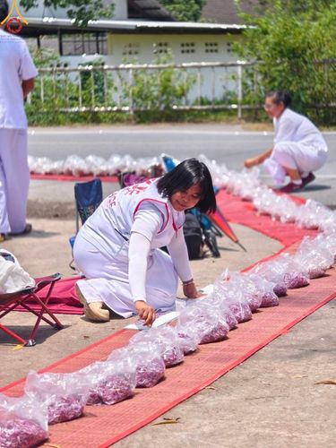 ภาพ No.130100:V.34 เพื่อธรรมเพื่อบางกล่ำ การรับบุญของเจ้าหน้าที่หน่วยงานต่างๆ  เพื่องานธรรมยาตราอัญเชิญพระบรมสารีริกธาตุ ประดิษฐาน ณ มหารัตนเจดีย์สิริปทุมสวรรค์ (เจดีย์อริยพุทธะ 5 พระองค์) ณ ศูนย์ปฏิบัติธรรมภาคใต้ อ.บางกล่ำ จ.สงขลา ระหว่างวันที่ 9-10 มีนาคม พ.ศ. 2567