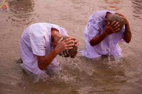 ภาพ No.63371:Photo Story  มหัศจรรย์วัดดงดินแดง Episode 1  พิธีปลงผมนาคธรรมทายาท  ในโครงการบรรพชาอุปสมบทหมู่ ฟื้นฟูพระพุทธศาสนาทั่วไทย วัดดงดินแดง ณ ลำน้ำแม่ตื่น อ.อมก๋อย จ.เชียงใหม่ วันที่ 2 เมษายน พ.ศ. 2567