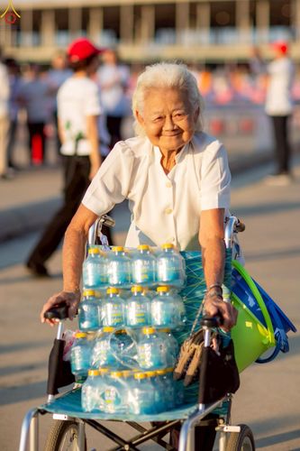 ภาพ No.225152:วันที่ 20 - 27 เมษายน พ.ศ. 2568 "ภาพแห่งความปลื้มที่ไม่มีวันจบ" คณะสงฆ์สามเณร เจ้าหน้าที่ และสาธุชน ร่วมแรงร่วมใจกันเตรียมงานและเก็บงาน เพื่อวันคุ้มครองโลก พิธีถวายมหาสังฆทานคณะสงฆ์ 40,000 กว่าวัดทั่วประเทศ