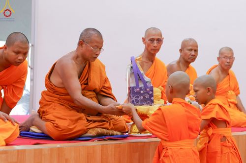 ภาพ No.216283:วันเสาร์ที่ 5 เมษายน พ.ศ. 2568 พิธีตัดปอยผม พิธีขอขมาผู้ปกครอง พิธีขอขมามอบผ้าไตร พิธีบรรพชา พิธีถวายบาตรสามเณร ณ ศูนย์ปฏิบัติธรรมและศูนย์อบรมเยาวชนเพชรบุรี ต.ท่าแลง อ.ท่ายาง จ.เพชรบุรี