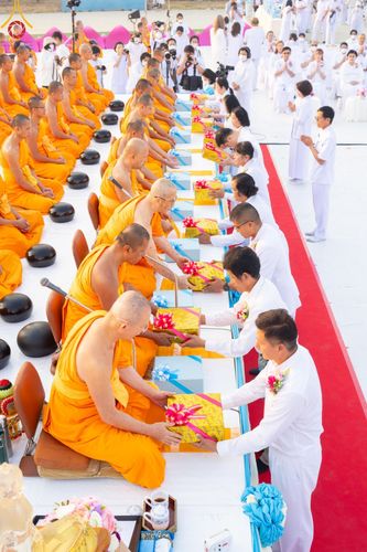 ภาพ No.201123:พิธีตักบาตรพระธรรมยาตรา ณ อนุสรณ์สถานลำดับที่ 5 สถานที่เผยแผ่วิชชาธรรมกายครั้งแรก อนุสรณ์สถานบางปลา วัดบางปลา อำเภอบางเลน จังหวัดนครปฐม ในโครงการธรรมยาตรา กตัญญูบูชา มหาปูชนียาจารย์ พระมงคลเทพมุนี(สด จนฺทสโร) พระผู้ปราบมาร อนุสรณ์สถาน 7 แห่ง ปีที่ 13